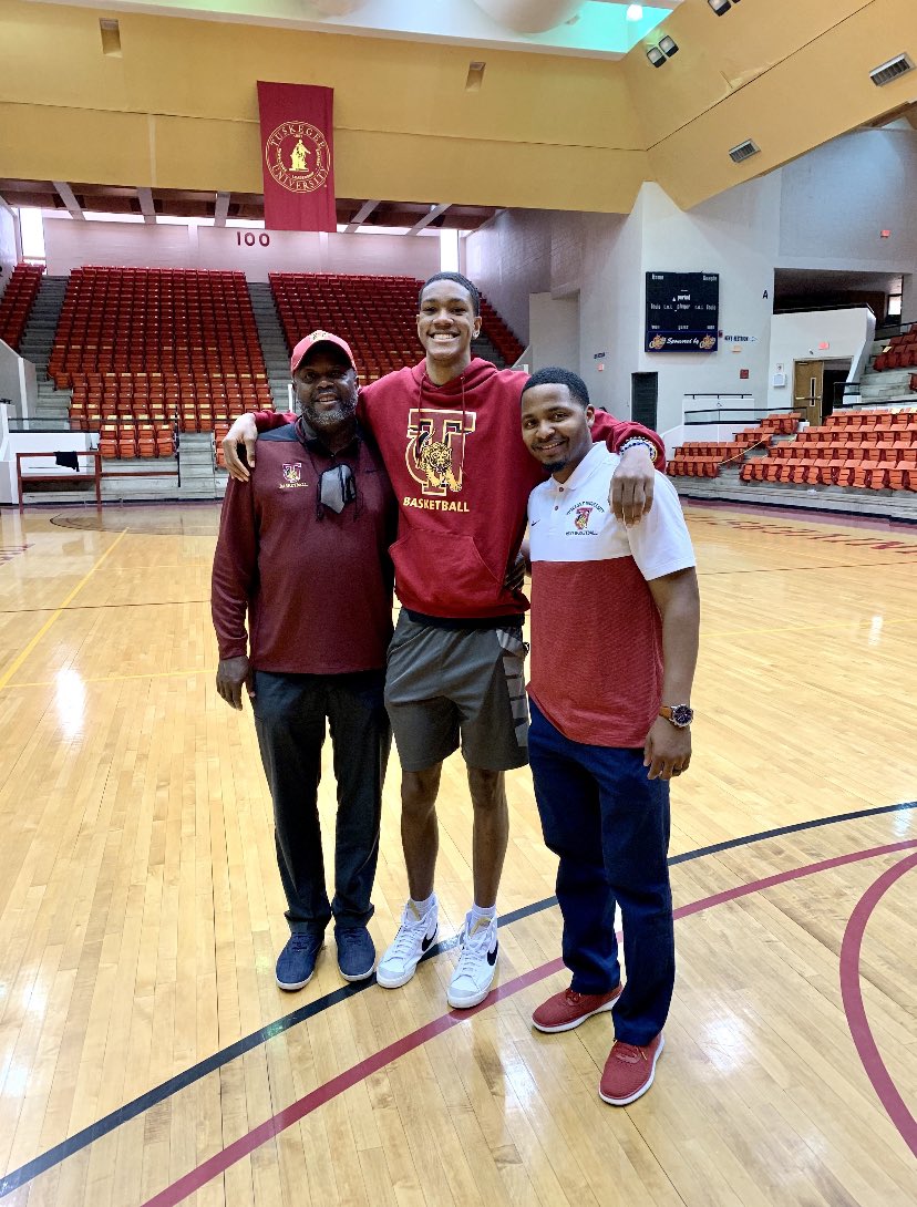 connect_hoops's tweet photo. This is what the @hbcuelite100 camp is designed for. Connect kids with the opportunity to gain the attention of HBCU programs and other colleges & universities. Congratulations @evanhowelll (6’9” Brookwood HS) on committing to Tuskegee University @MyTUAthletics
#ConnectHoops https://t.co/Phq8a5M859