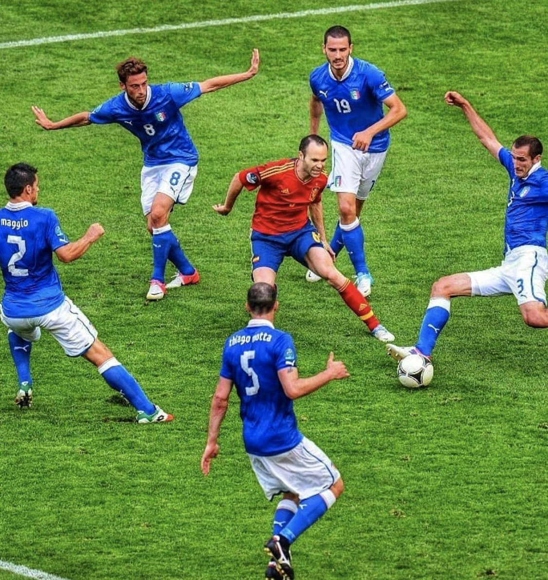 ActuFoot_'s tweet photo. Iniesta tout simplement.  🤷‍♂️🇪🇸 https://t.co/1YFljSHiFd