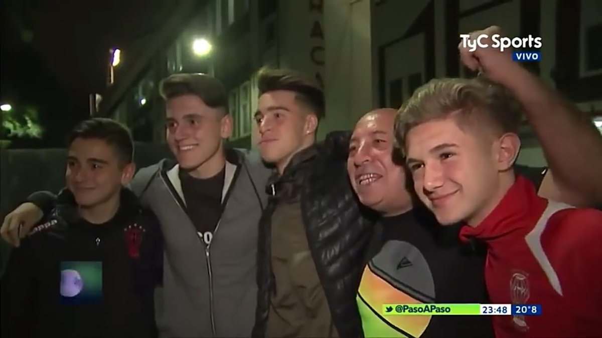 Bogapensando's tweet photo. @VarskySports Acá el más más grande y sus amigos en una foto para la historia en #pasopaso con el autor de la frase https://t.co/3ZuysfiaII