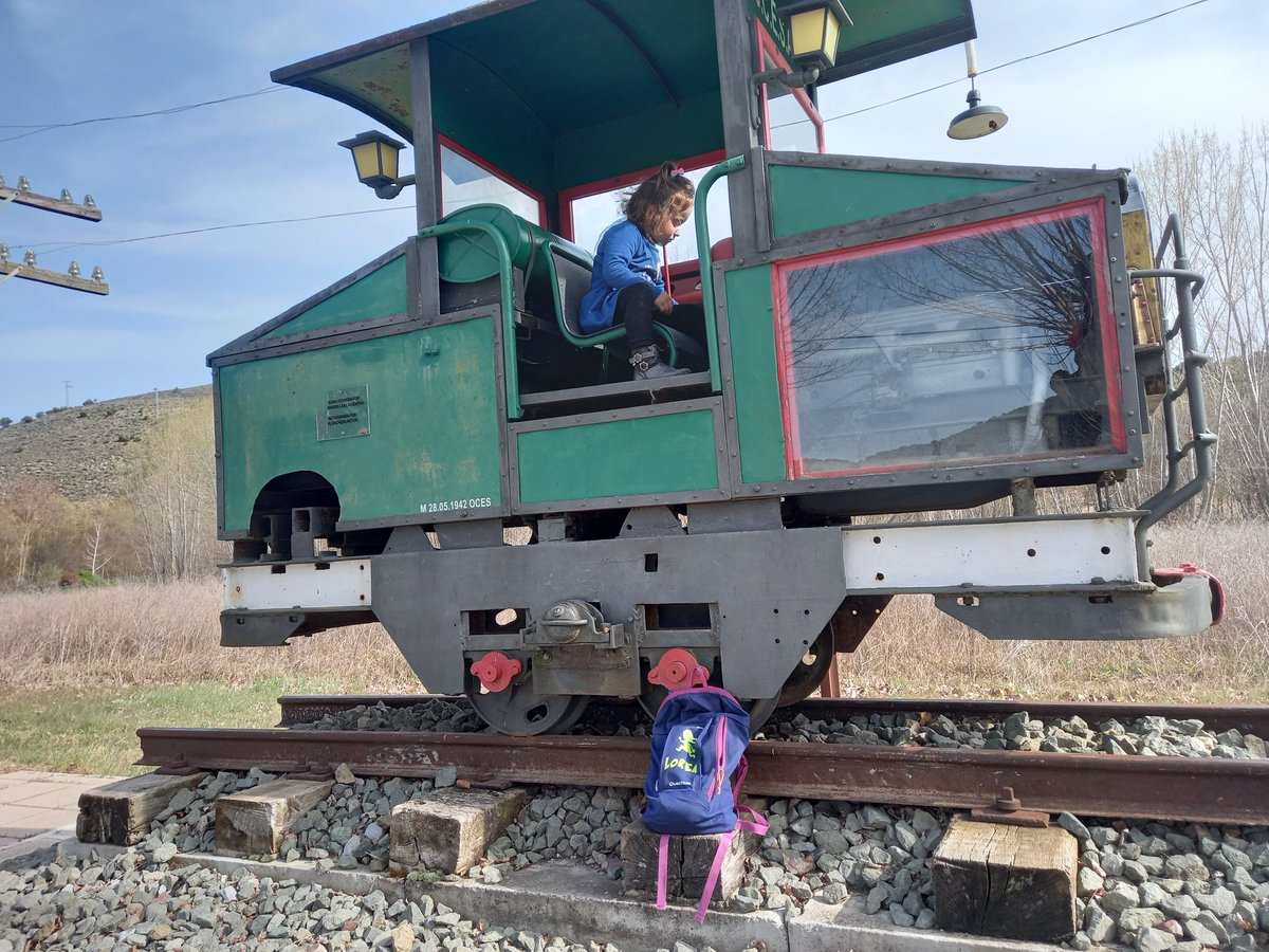noecrof's tweet photo. Tardes de #domingo en familia... #loreaviajera #lamaletarural #chuleadeguada #somosdepueblo junto a @MirabuenoGuTOUR ... #Baides #trenes #museoalairelibre #riohenares... https://t.co/QQ5E3vm764
