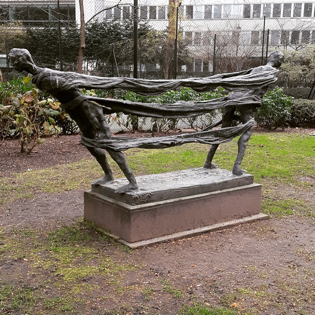 LondonersLondon's tweet photo. My 351st #LondonersLondon tip for #Marylebone - #Brothers2 #sculpture by @DavidBreuerWeil in the private #PortmanSquareGarden. Bronze art piece, Black petina, cast in 2017 is an edition of four with one artist's proof. Part of the @PortmanMYB #ArtWalk. #LetsGuide #UniquelyLondon https://t.co/ZS6odmW8ud