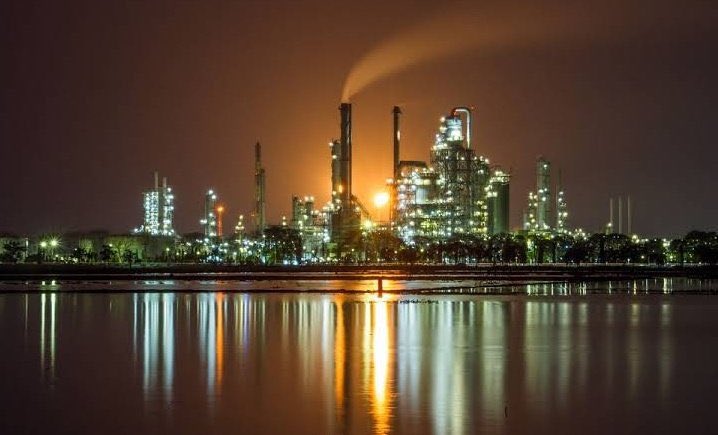 ignis_fatum's tweet photo. The Indramayu Balongan oil refinery in #Indonesia is on fire https://t.co/2HxIfa1tee