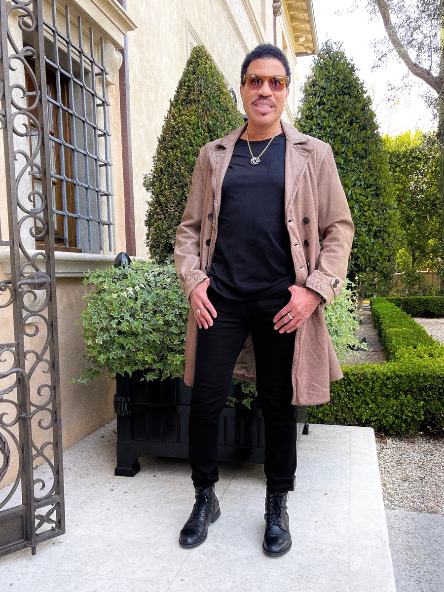 LionelRichie's tweet photo. Brought out the show-stopping vintage jacket 🧥for all the showstoppers tonight on a brand new #AmericanIdol. https://t.co/iZtoYrtdSV
