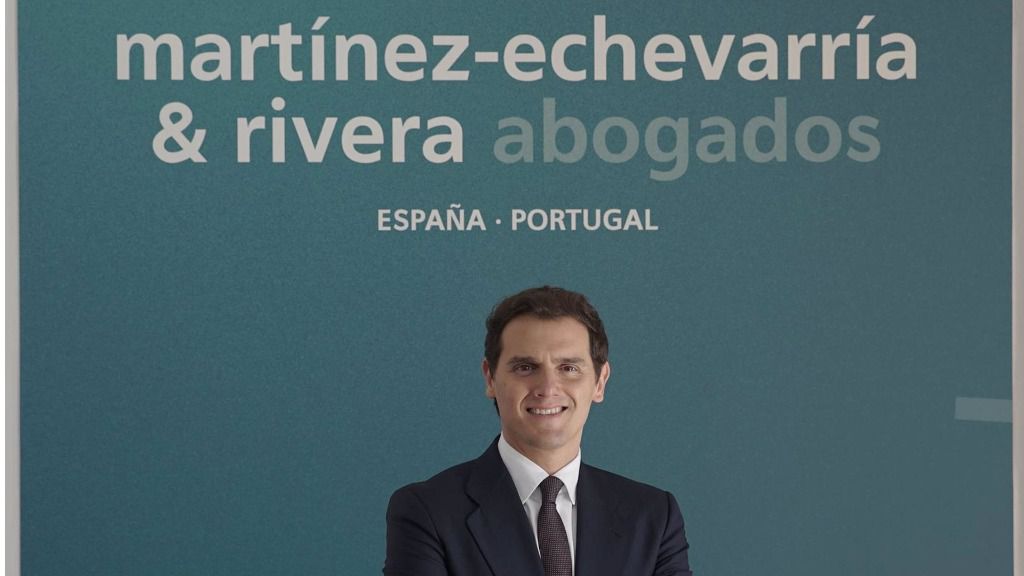 Albert Rivera vive en una mansión de 2M€ con Malú, cobra 200.000€ de su bufete y trabaja como asesor para el PP. Hoy se ha conocido que su bufete tiene a trabajadores en ERTE y el Estado lleva un año pagando sus salarios. Este era el gran 'liberal' de la política en España.