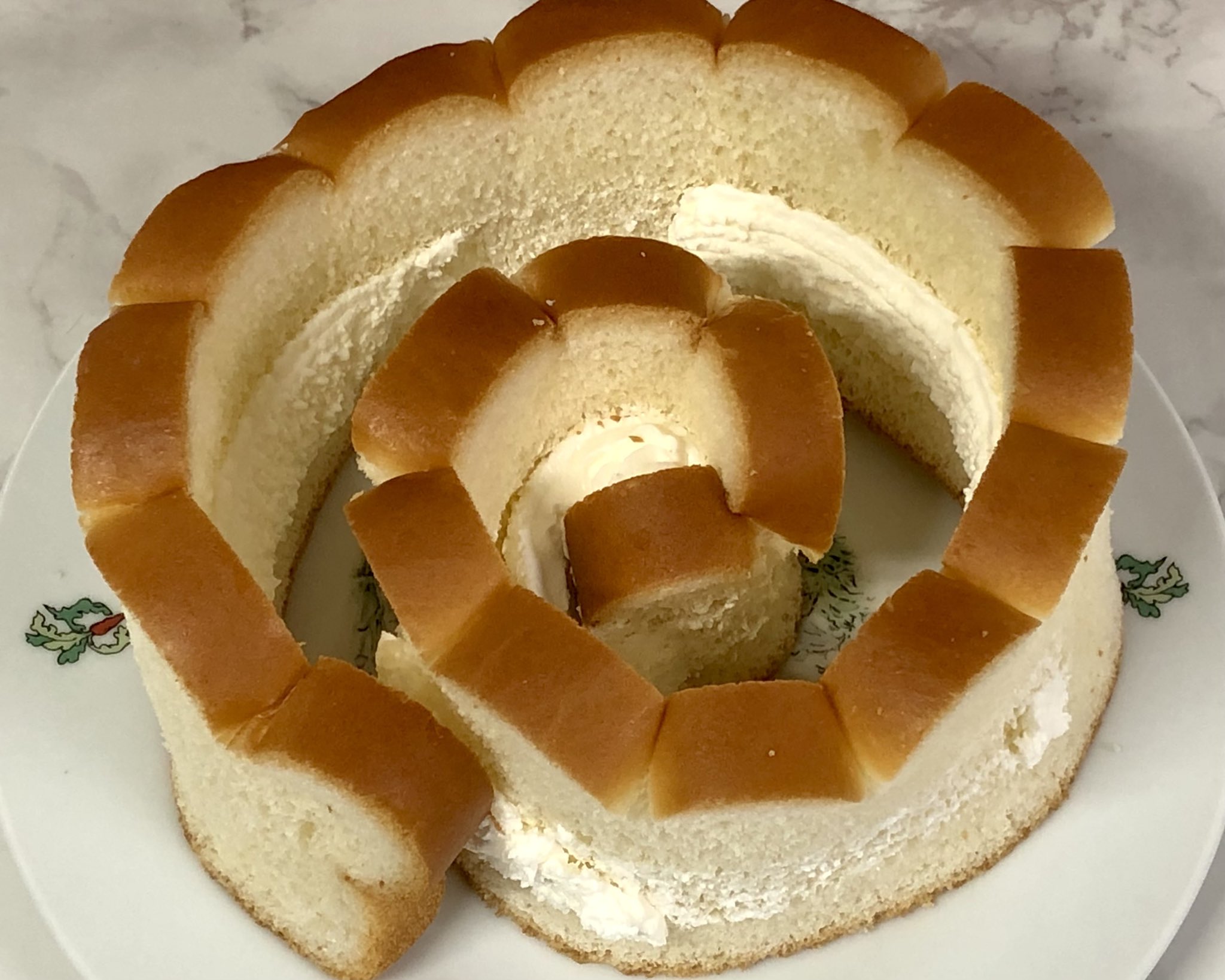 ペろまる Oo おはよ ございます Todaymenu なんぽうパン バラパン 238 254 全長約46cmのふんわり食パンをぐるぐる巻いて薔薇の花に見立て成形した島根県のご当地パン 内壁にシャリシャリした甘いクリームが