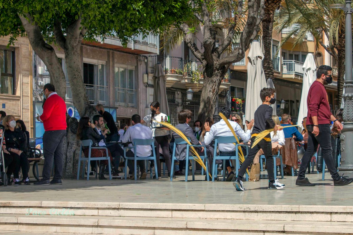 Esto_es_Elche's tweet photo. DOMINGO DE RAMOS ATÍPICO CON GRAN PRESENCIA DE PERSONAS Y PALMA BLANCA EN CALLES Y BALCONES
El pueblo ilicitano no se resigna a no poder celebrar el Domingo de Ramos https://t.co/JUJpEOkuUI https://t.co/YjvntYFy7M