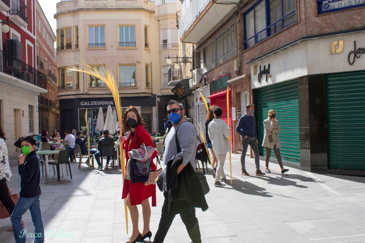 Esto_es_Elche's tweet photo. DOMINGO DE RAMOS ATÍPICO CON GRAN PRESENCIA DE PERSONAS Y PALMA BLANCA EN CALLES Y BALCONES
El pueblo ilicitano no se resigna a no poder celebrar el Domingo de Ramos https://t.co/JUJpEOkuUI https://t.co/YjvntYFy7M