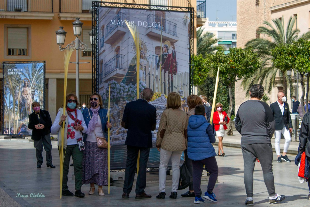 Esto_es_Elche's tweet photo. DOMINGO DE RAMOS ATÍPICO CON GRAN PRESENCIA DE PERSONAS Y PALMA BLANCA EN CALLES Y BALCONES
El pueblo ilicitano no se resigna a no poder celebrar el Domingo de Ramos https://t.co/JUJpEOkuUI https://t.co/YjvntYFy7M