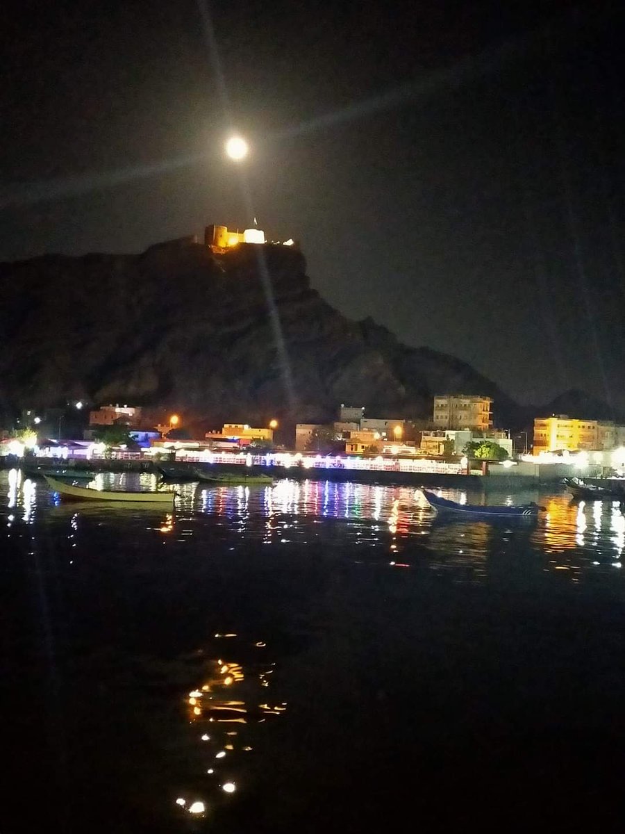 عدن هذا المساء....وهل هناك اجمل من هذا المنظر البديع....
عدن مدينه الجمال والسلام والنصر بعون الله