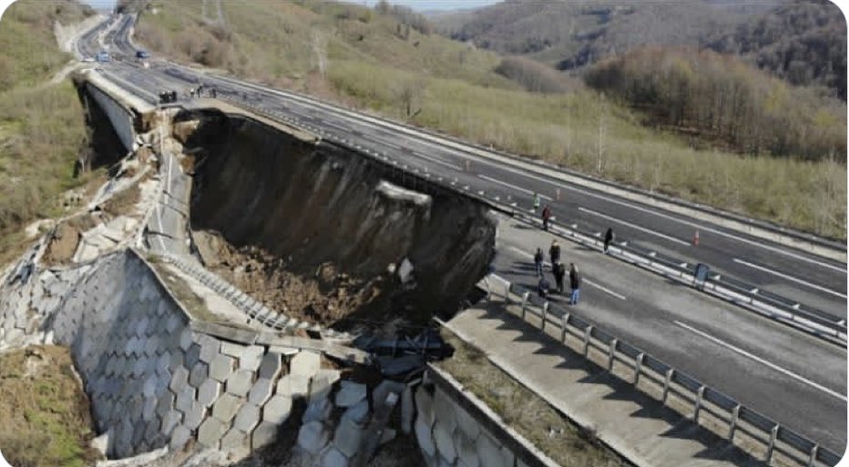 Çöken yol değil, başta ahlak olmak üzere içi boşaltılan değerlerin çöküşü!