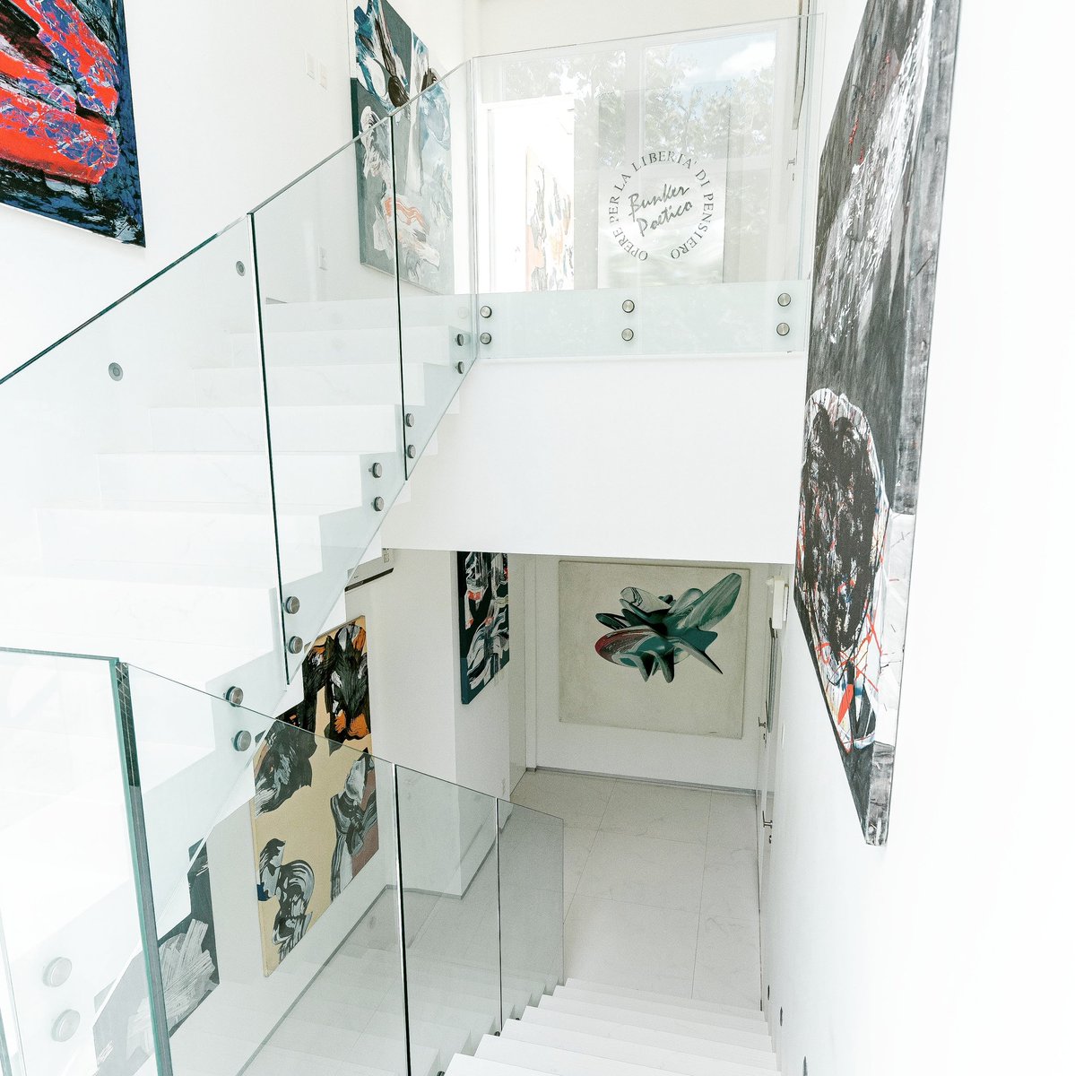SantanaSpazio's tweet photo. #artworks and natural light to decor the up stairs
#SeeksLife #holidayhouse #buscavidaexclusive #spaziosantana #spaziosantanarealty #ninomustica
#marcorotelli #artistsontwitter #laniesantanaartcollector https://t.co/2tUVYejqeO