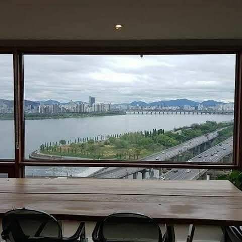 sirin_hi's tweet photo. Thread 🖇
Taehyung's new house 🗝 
It's so luxurious really love it 

#taehyung #kimtaehyung #taetae #tae #v #tata #taehyungv #taehyungbts #vedit #taeedit #btstaehyung #btskimtaehyung #btsv #vbts #vbtsedit https://t.co/SKDVaH9NWT