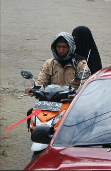 Lihatlah pria bersorban dan perempuan bercadar yg mengendarai motor ini. MUI mungkin bisa jelaskan statementnya bahwa teroris tidak ada hubungannya dengan agama. Lalu ini agama mereka apa? Harusnya akui saja agama pelaku teror bom dan ajaran yg salahnya!
