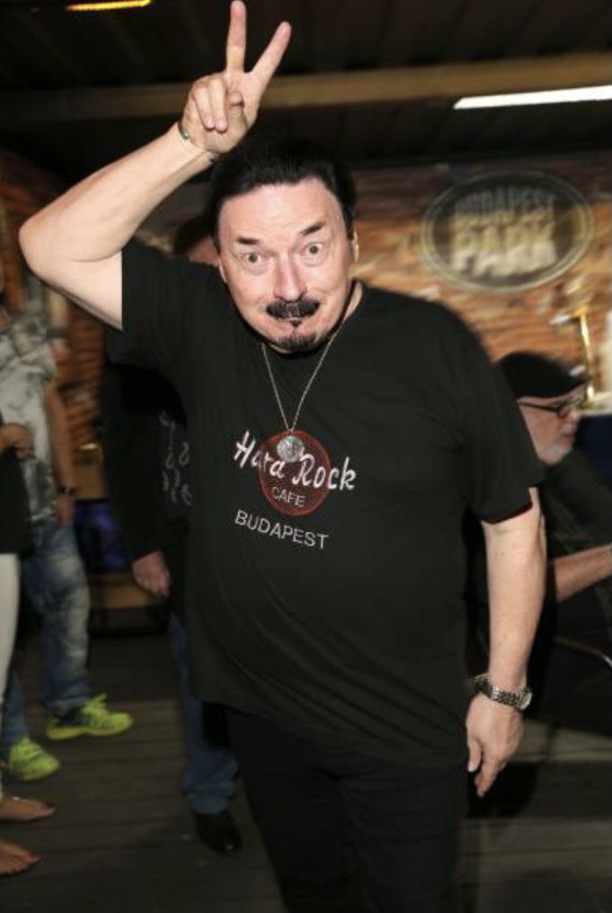 Happy birthday, Bobby Kimball
(1947.3.29-) Toto - Hold The Line 
 