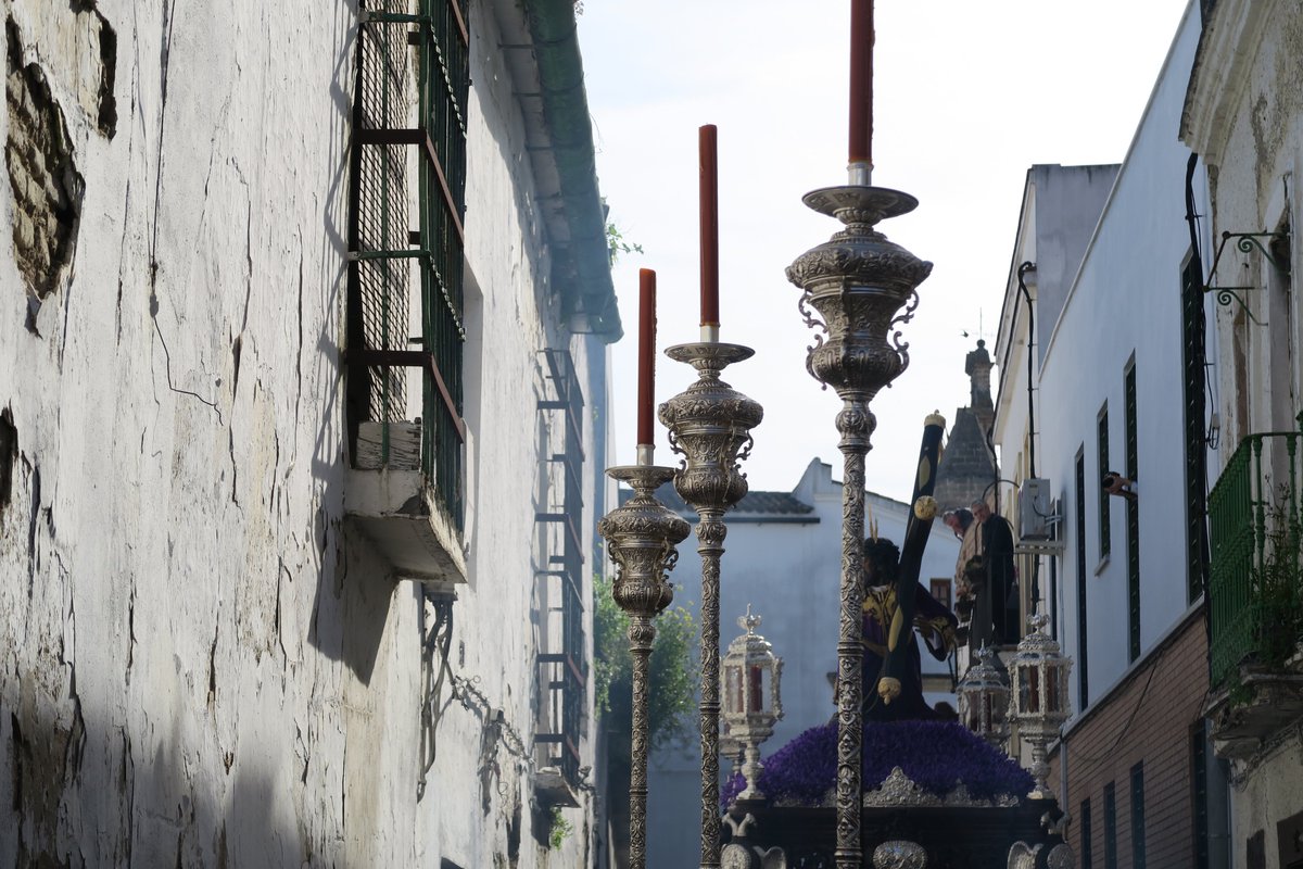 lucesintramuros's tweet photo. Empezamos este recorrido por la calle Justicia con las Tres Caídas. Este momento es uno de los más especiales por su regusto a antiguo, a estampa de otra época. #SemanaSanta2021 #SemanaSantaJerez @3caidasjerez 

➡️ https://t.co/87olTH6B0h https://t.co/kIBXip4aRZ