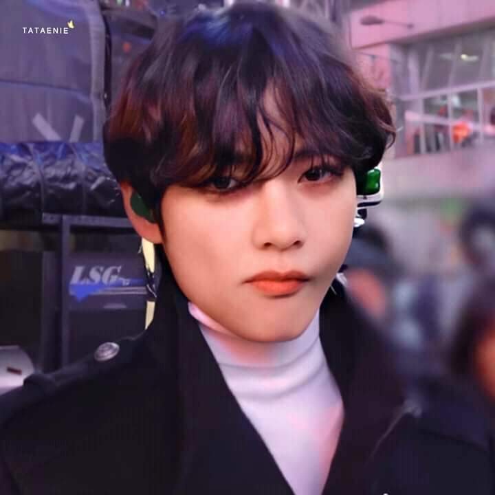 sirin_hi's tweet photo. Can you just tell me why he looks like that 
It's a little horrible, right? 

#TAEHYUNG #TaehyungYouArePerfect #taehyung #kimtaehyung #taetae #tae #v #taehyungedits #taehyungedit #taehyungv #vedit #taehyungbts #taeedit #btstaehyung #btsv #vbts #vbtsedit #kimtaehyungbts https://t.co/7QZ2uu2HSM