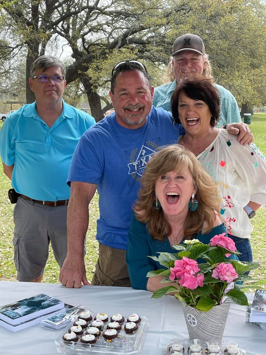RameyDede's tweet photo. #firstbooksigning #writerslife #akwardauthor #WritingCommunity #writing #24tolifebook #daltonskies #dederamey #dederameyspaperbackescapes #RomanticSuspense https://t.co/ZzyrPBJkma