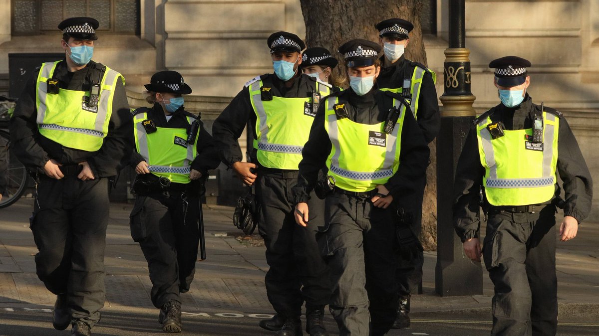Police officers have to. Полиция Ирландии. Полиция Ирландии на каблуках. Ядерная полиция Великобритании. Как выглядит Северная Ирландия полицейские.