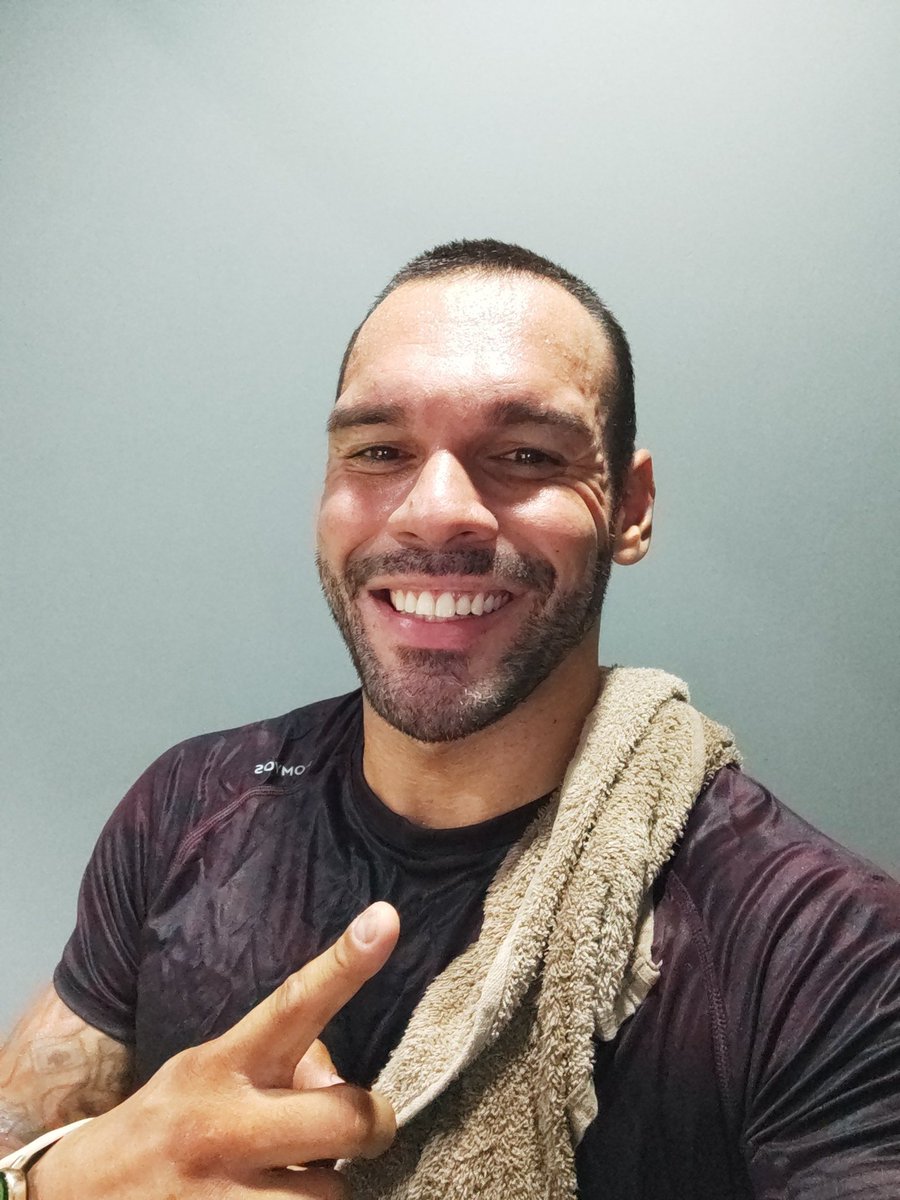 Bussunda121's tweet photo. Domingo também foi dia de muito treino. Aquele treino #hiit ⏳⌛⚡💥🔥💫
#B12 #pracimamajor ☝🏽👮🏾♂️ #ixxxquece #euhein #013 #santoscity #paz #foco #personaltrainer #educaçaofisica https://t.co/jqpNvbvanw