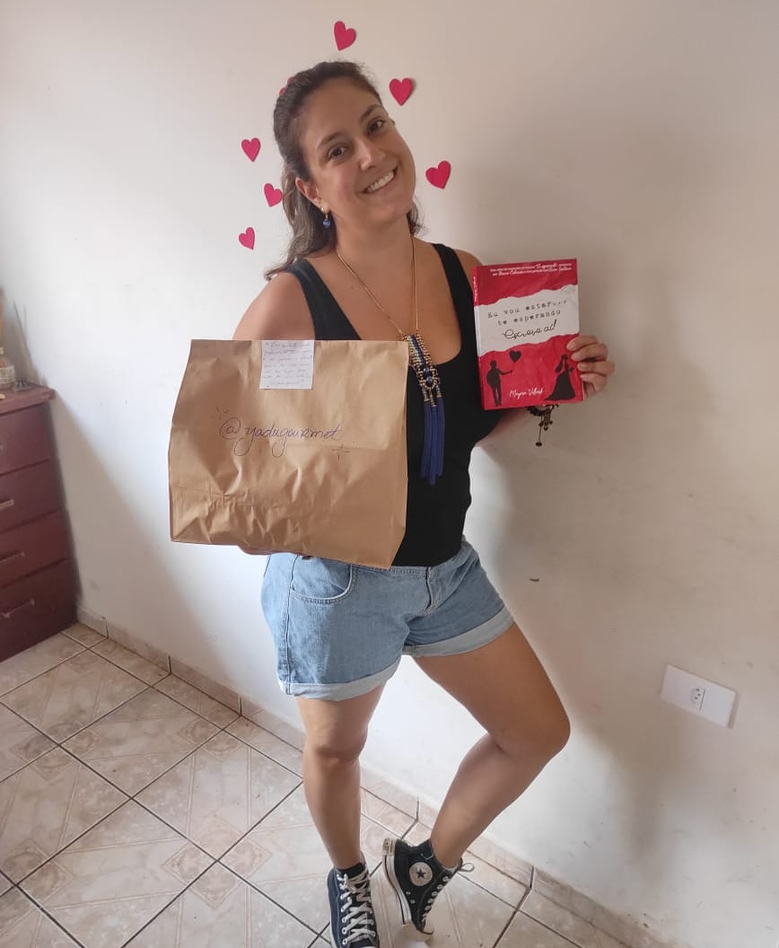 mayaravellardi's tweet photo. Domingou, mas o trabalho continua por aqui! E hoje foi dia de entregas: livro e esfirras! ♡
#livros #esfirras #teesperando #luansantana #livroteesperando #música #literatura #yadugourmet #vidadeescritora #caliman https://t.co/tA5OVvh0z2
