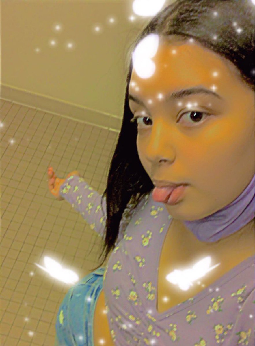 youkeptusreal's tweet photo. anything for miss wylie #selfiesforsof https://t.co/BHJxKQfltQ