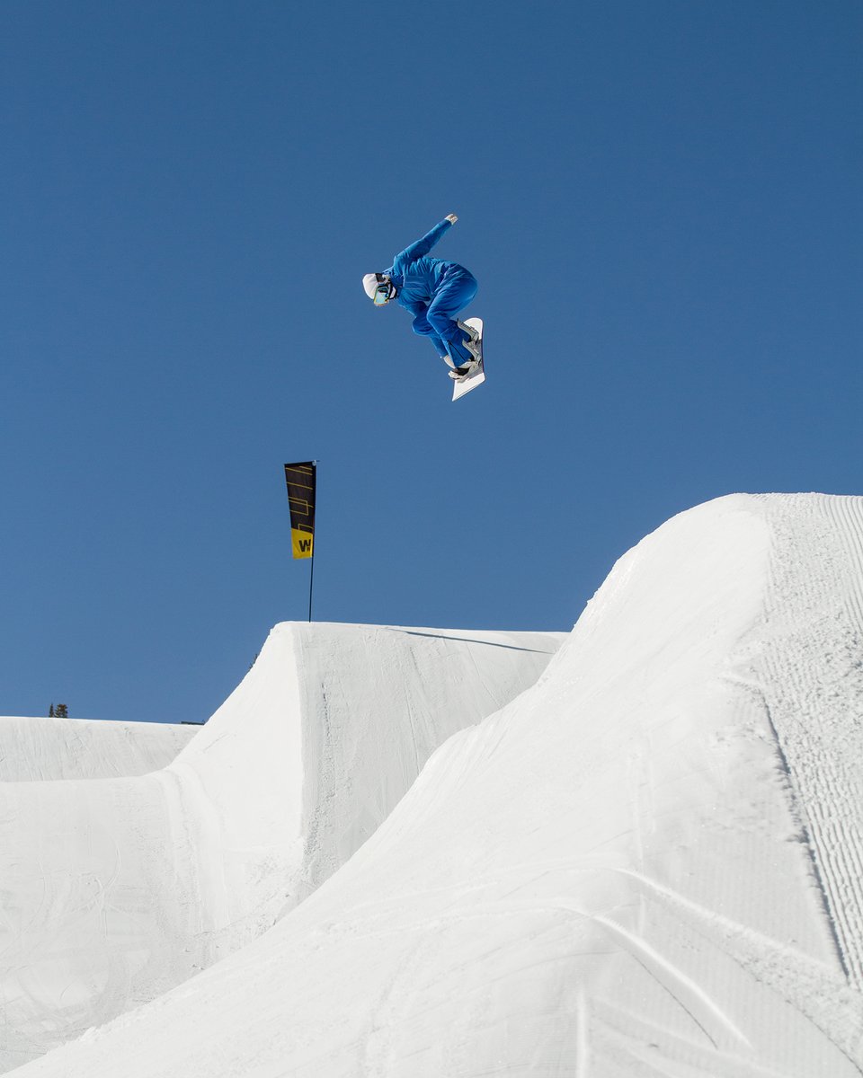 Blue skies &amp; backside airs 😎

🏂: Celia Miller
📷: <a href="/ChipProulx/">Chip Proulx</a>