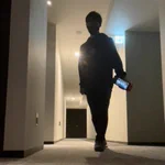 同じマンションに自由業の友達がいれば？毎日パジャマとスリッパでゲームができる!