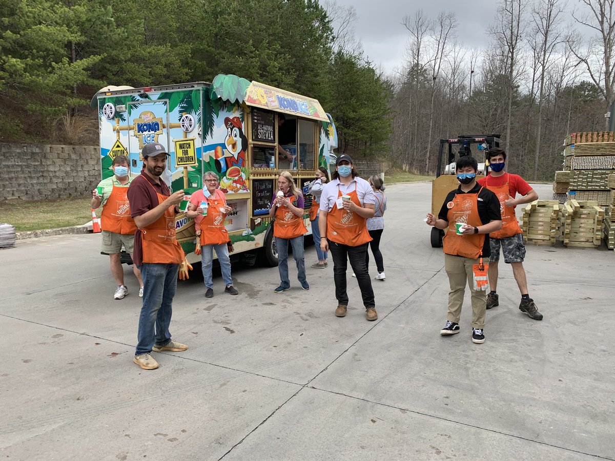atrinowski6980's tweet photo. Just Desserts! Thanks @KONAICE for coming out yesterday! #SuccessSharing #Dahlonega #takingcareofourpeople @cole91960676 @MikeMize65 @hollytate122 @thdsandi @WarrenMcClung2 @Mountaindaisy68 https://t.co/RsdxCmXkKE