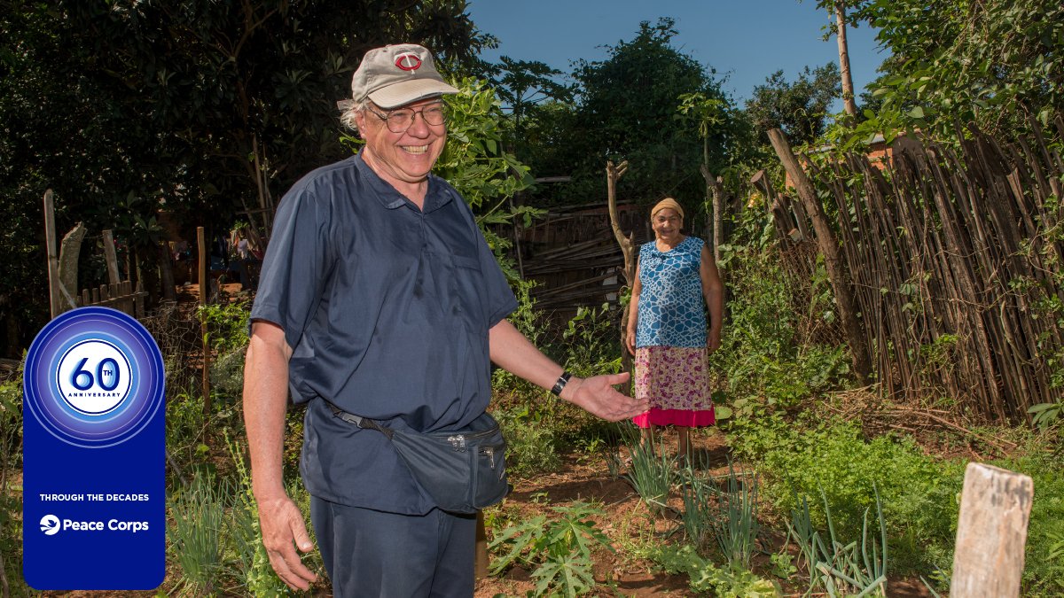 PeaceCorps's tweet photo. We’re sharing photos from the 2010s all month long to celebrate our 60th anniversary! In this photo from 2017, Russell Harris, an Agriculture Volunteer in 🇵🇾 Paraguay, helps residents establish small gardens to increase food security and improve nutrition. #RepYourDecade https://t.co/ZWRBUrx838