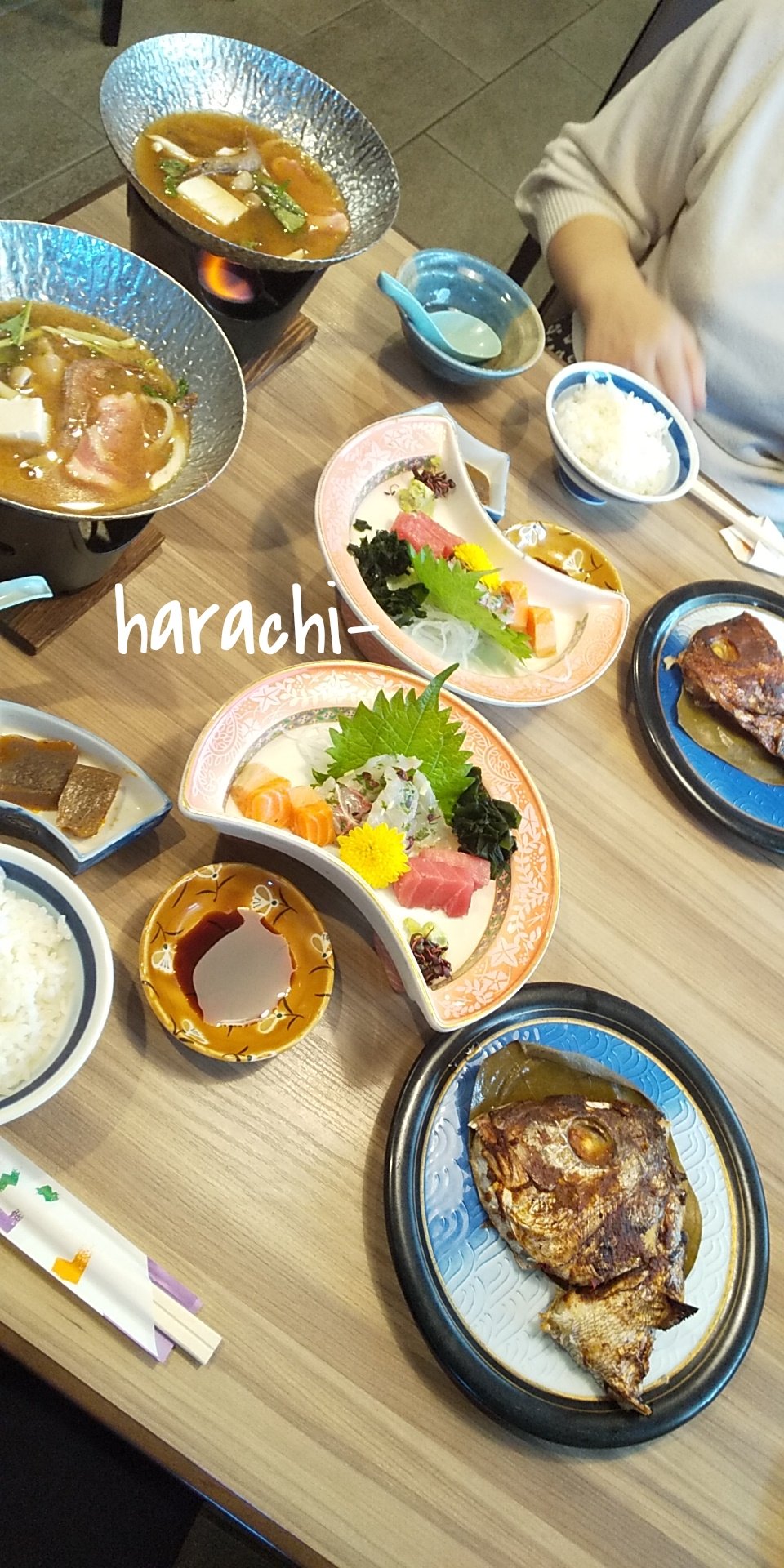 Harachi Official 美味三昧 明石園 昼定食 伊川谷のさわだと同じ安くて完成度が高い 昼定食は 刺身盛り 小鉢3鉢 鯛の頭焼 小うどん鍋 サラダ ご飯 田楽が付き 内容は 会席ランチでは破格の値段 少しの料理が種類多く ゆっくり食べて幸せ気分