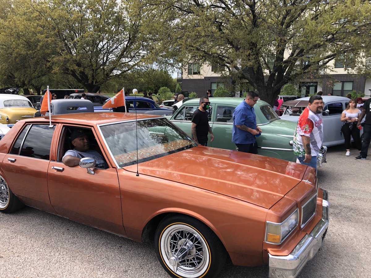 EddieforTexas's tweet photo. For 20 years I've lived 2 blocks from the car clubs at Chicano Park. Most weekends I’ve seen the car clubs that proudly show-off their beautiful cars. 

That’s my community, and while neighborhoods sometimes change - our cultural traditions are here to stay. 1/2 

#txlege https://t.co/jucmwexoZw