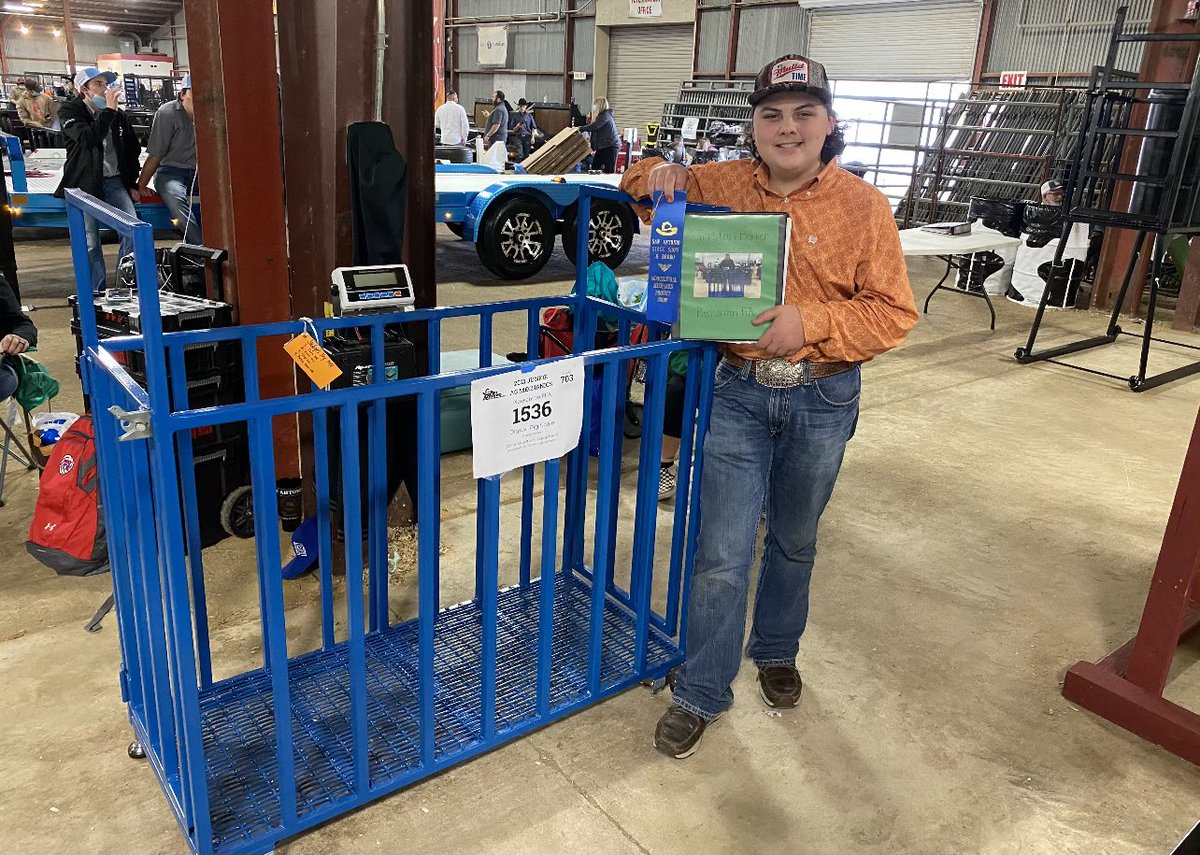 ingram16_ingram's tweet photo. #TxSold supports is youth and community with with sponsorships, donations and scholarships. Today Tx Sold purchased a pig scale from a great young man out of Pleasanton. Hard work should be rewarded. Congrats Tristan #FFA #TxRealtors #InvestInYouth https://t.co/ioUMHyawNz