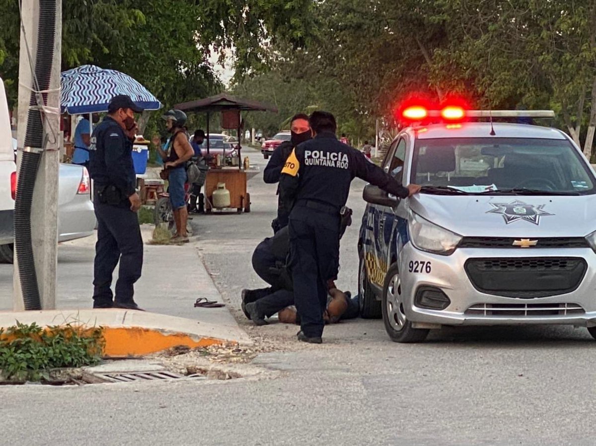 ladivaza's tweet photo. Una mujer fue asesinada por abuso policial (4 policías) en Tulum. Era inocente y la esposaron mientras le empujaban por la espalda contra el suelo hasta que la mataron. Que todo el mundo se entere, así como se enteraron de lo de George Floyd. #Tulum #QuintanaRoo https://t.co/2VLqx9yIZe