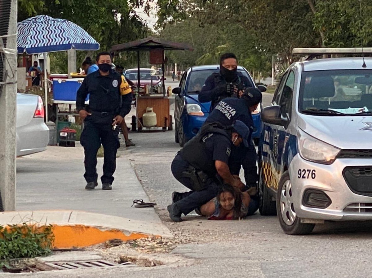 ladivaza's tweet photo. Una mujer fue asesinada por abuso policial (4 policías) en Tulum. Era inocente y la esposaron mientras le empujaban por la espalda contra el suelo hasta que la mataron. Que todo el mundo se entere, así como se enteraron de lo de George Floyd. #Tulum #QuintanaRoo https://t.co/2VLqx9yIZe