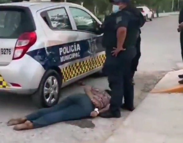 ladivaza's tweet photo. Una mujer fue asesinada por abuso policial (4 policías) en Tulum. Era inocente y la esposaron mientras le empujaban por la espalda contra el suelo hasta que la mataron. Que todo el mundo se entere, así como se enteraron de lo de George Floyd. #Tulum #QuintanaRoo https://t.co/2VLqx9yIZe