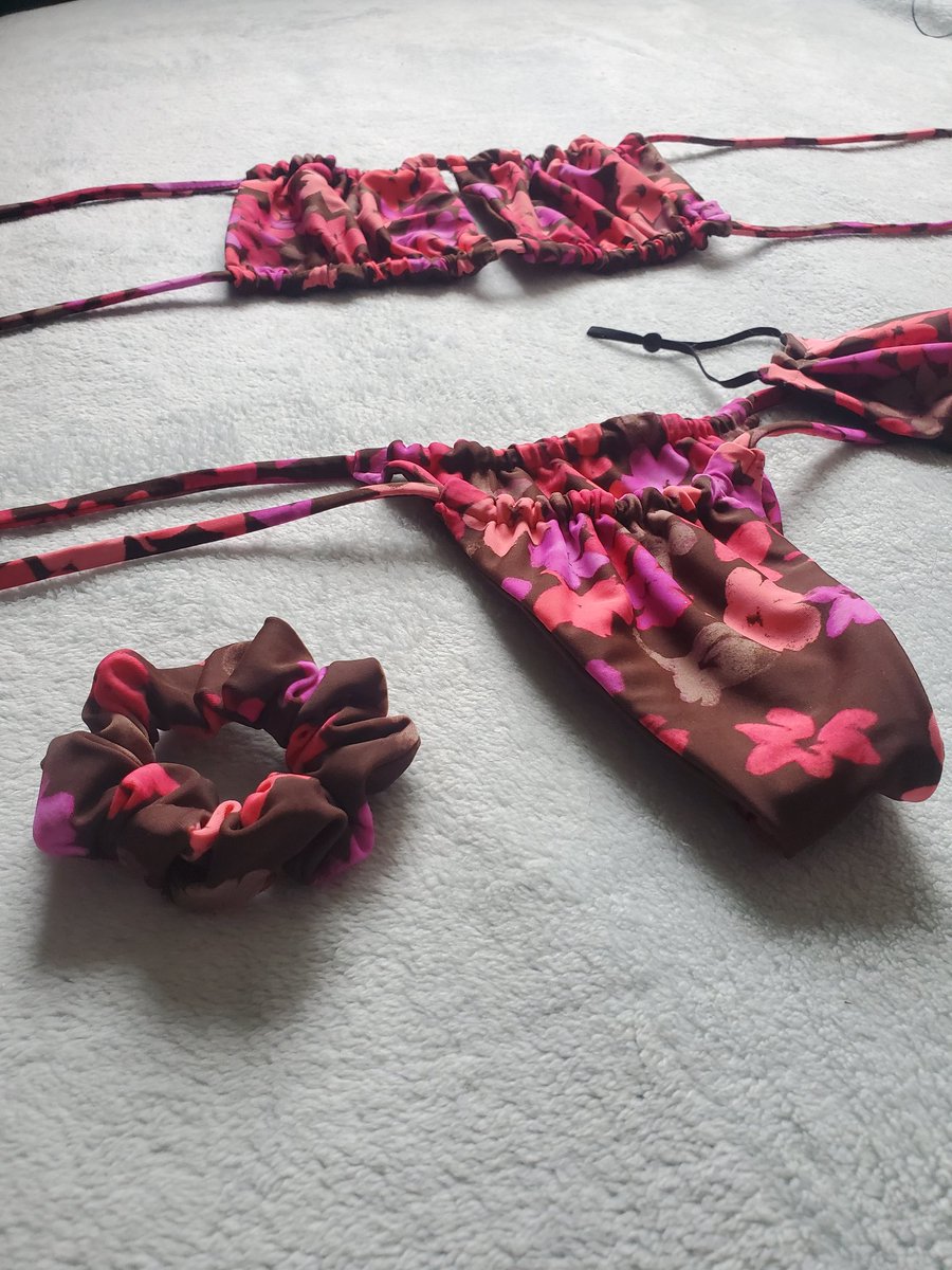 PrimaSwim's tweet photo. I just sewed my FIRST #scrunchie ever ! How cute! 

#hairstyle #scrunchies #swimlife #Swimwear #Accessories #sundayvibes #SundayFunday #sewing https://t.co/8gKb85W8Sz