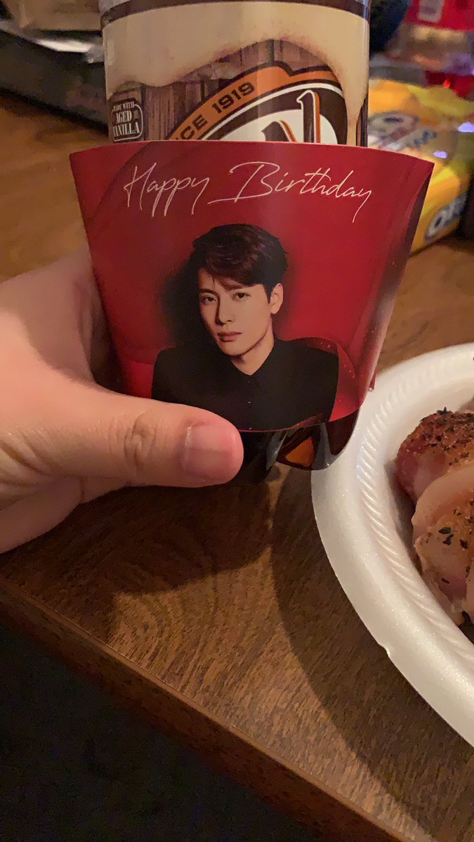 hoseokiessun's tweet photo. TW // food, drinks
WELP today was a very long day... but I have my CUPSLEEVE and my wonderful meal 🥰💜💖 thank you so much for the beautiful cupsleeve @GOT7inOAK #BoundToJackson #BoundToJackson_GA https://t.co/Z9WsfGXw1t