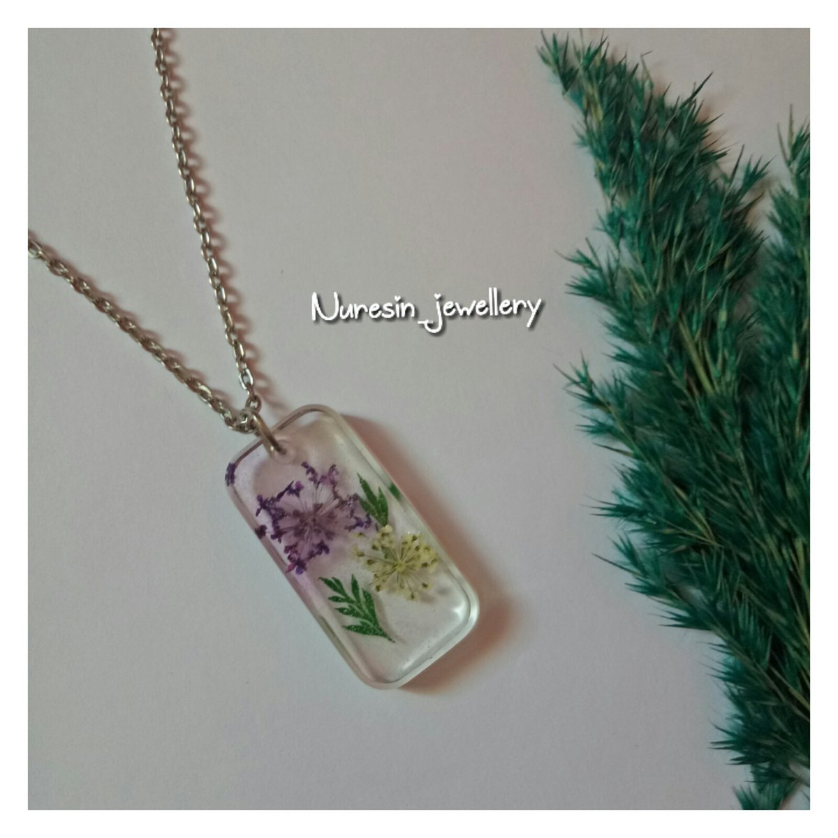 Nuresin_j's tweet photo. Resin necklace decorated with natural flowers 🌸🌼🌷

✨Flowers are happiness collection 
✨650DZD
✨limited quantity 

#resin#resinartwork#resinart#naturelflowers#naturelflowers#necklaces#flowers#lifestyle#uniquejewelry#jewellery#spicial#art#artwork#artlover#artoftheday https://t.co/y9mSCwU2Rb