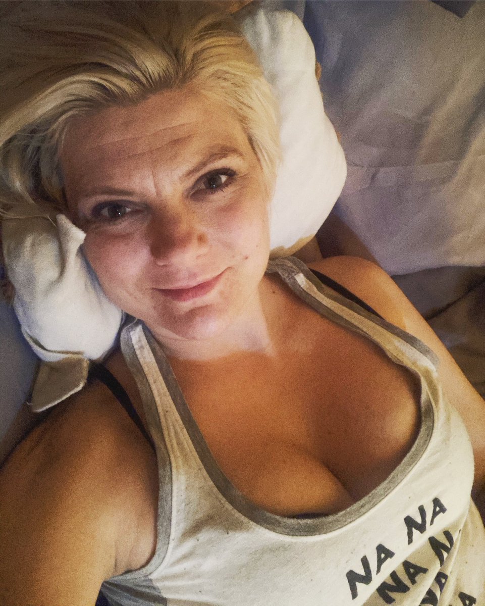kadyhatherly's tweet photo. Chilling for the night with a good horror the shinning follow me on my Instagram for horror posts and much more ❤️ @lady_of_horror #horror #horrornerd #horrormad #horrorfilm #horroraddict #horror #horrorlover #lovehorror #horrorwhore #oldhorror #newhorror #hammerhorror https://t.co/N3anrv2haW