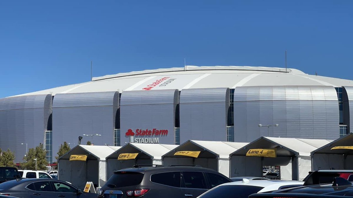 gypsy_kt87's tweet photo. I’ve been to @StateFarmStdm for two concerts, two high school graduations, and now volunteering for the COVID vaccine. I’ll eventually make it here for a game lol https://t.co/LvmHLVuEUR