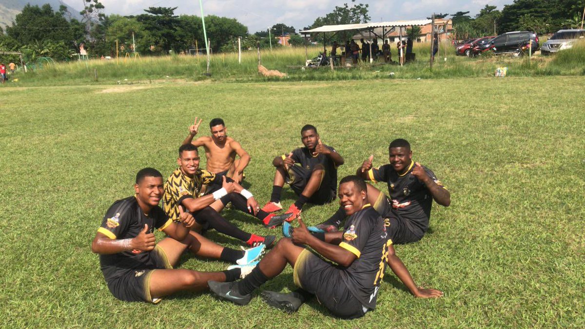 MeninosVila19's tweet photo. Na foto nossos atletas “ Cabeça, Erick, Amorim, Cô, Bolt, Gato “. Qualidade aqui não falta também né 🤷🏻‍♂️ https://t.co/5hF0ZK1U98
