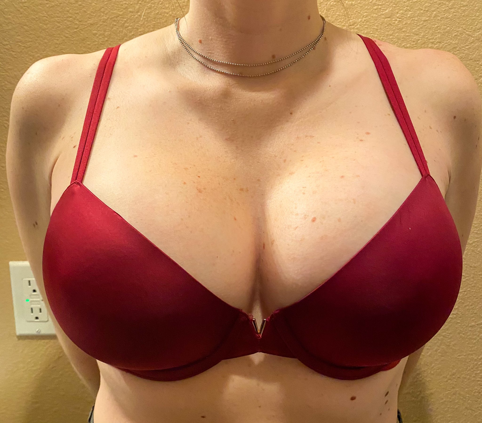 Dani Doreen on X: Wanna know what my big fake tits smell like? I'm selling  one of my old DD bras that don't fit me anymore! DM me for details! ❤️   /