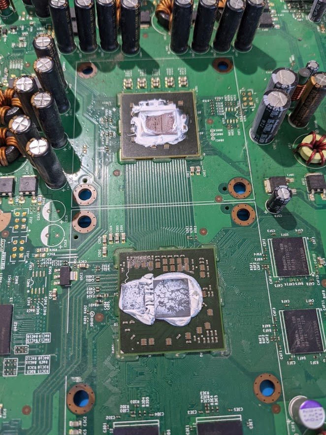 MrMario2011's tweet image. Just restored my last Xbox 360 missing the x-clamps thanks to @GameStop's years of "refurbishing" these consoles.

Bolt modding these systems, rigging up the fans to run at higher speeds, cheap thermal paste, but not properly cleaning the old thermal paste? Come on, dawg.