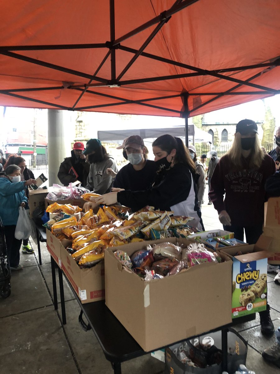 HeartsofSkylar's tweet photo. 65 pizzas, 7 cases of chips, water, snack bags, toiletry bags, rescue blankets, ponchos, new clothes and 1000’s of masks and provided haircuts. SOS, Coalition of Beards and ❤️’s were able to feed and help over 260 people #nonprofit #community #giving #kensington #homeless https://t.co/1xtRIhVXO1