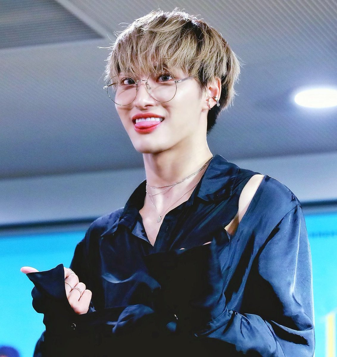 seonghwawa's tweet photo. bringing back this Seonghwa look https://t.co/UpCbzRRCcY