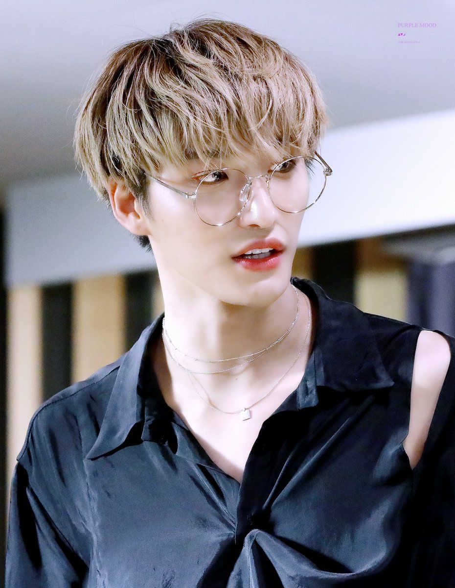 seonghwawa's tweet photo. bringing back this Seonghwa look https://t.co/UpCbzRRCcY