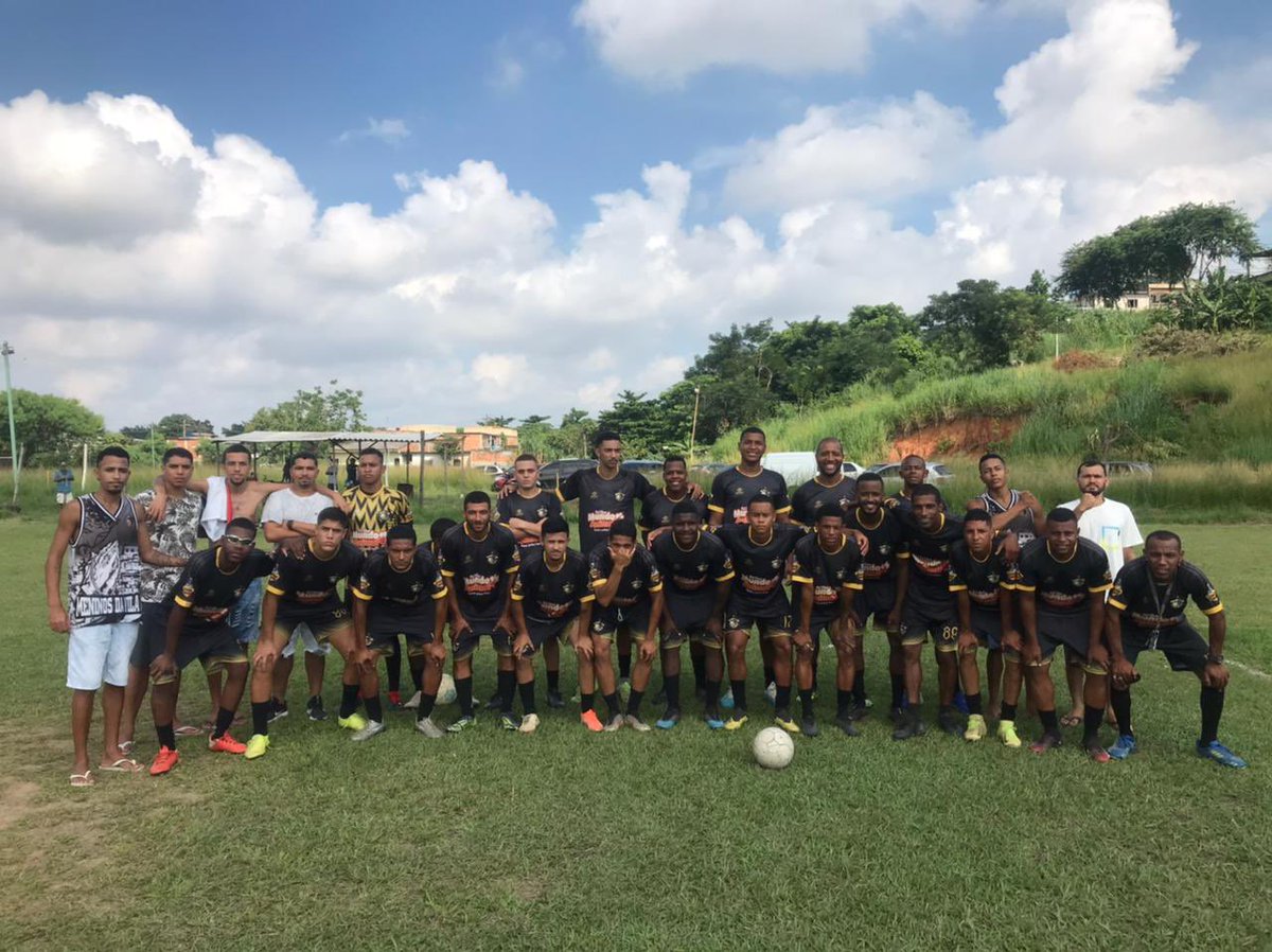 MeninosVila19's tweet photo. Nossos atletas e diretores no jogo de hoje. #ÉaVilaMané 🤎🖤 https://t.co/fkOs2YjELx