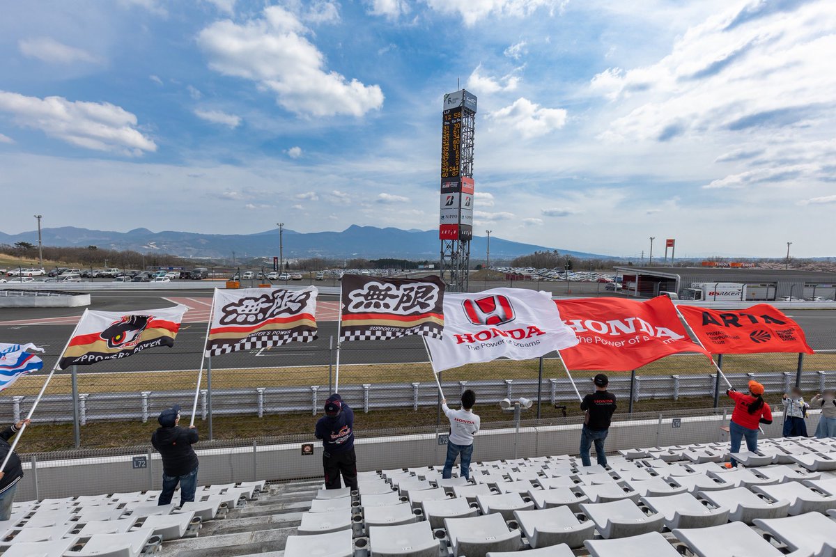 okp_12's tweet photo. 国内外でチャンピオンが取れるよう、今年もHonda Racingを全力で応援します。

サーキットでいつ振れるようになるかなぁ。
白地で汚れが年々ひどいと言われていましたので、同じデザインで実は新調してますが、なかなかデビュー出来ず。

（写真提供ありがとうございます） https://t.co/p4SqdVhvKn