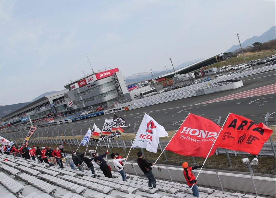 okp_12's tweet photo. 国内外でチャンピオンが取れるよう、今年もHonda Racingを全力で応援します。

サーキットでいつ振れるようになるかなぁ。
白地で汚れが年々ひどいと言われていましたので、同じデザインで実は新調してますが、なかなかデビュー出来ず。

（写真提供ありがとうございます） https://t.co/p4SqdVhvKn