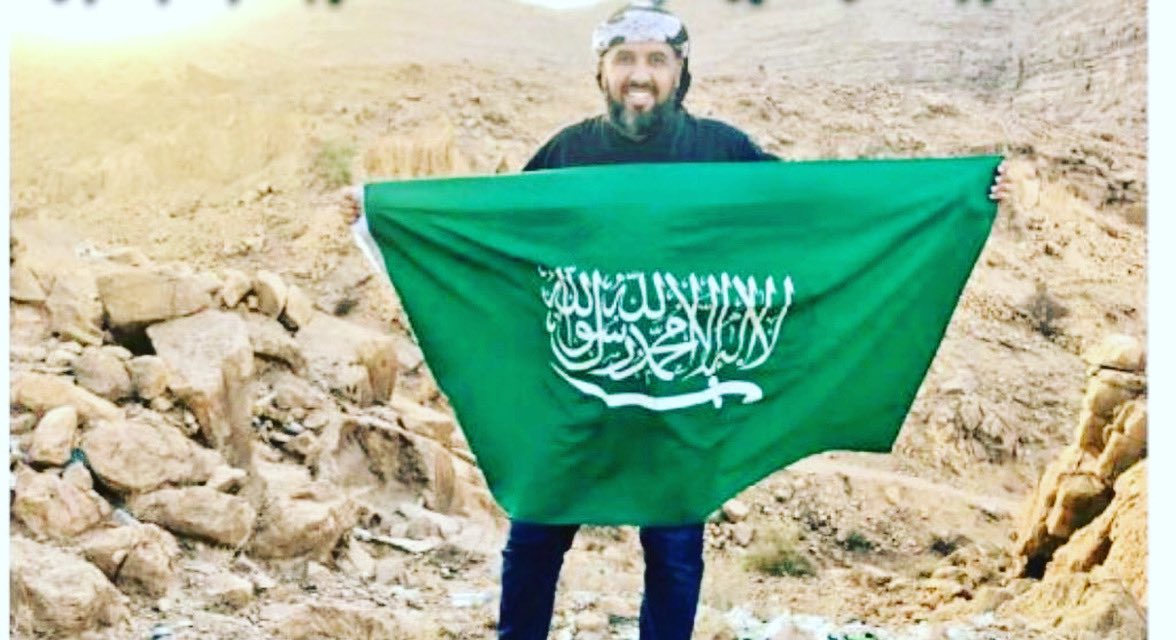 عليك ان تختار مع من تقاتل...؟
ومن اجل ما تقاتل..؟
وتحت اي راية تقاتل...؟
اختر القوي الامين واختر القضية العادلة ولا تمنح ظهرك في الميدان لغير #السعودية لانها ستحميك بعد الله ولَم تخذلك ابدا..
اختر السعودية في الحرب والسلم ولَن تندم ...قبلة المسلمين وحامية المقدسات ونبراس العروبة